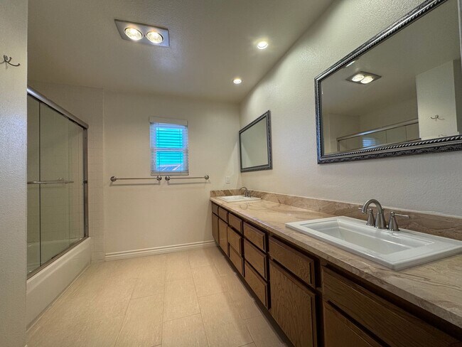 Building Photo - 4925 Regla Ct