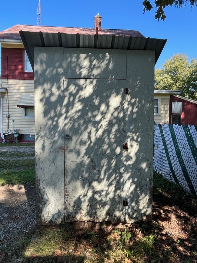Building Photo - Three Bedroom Home