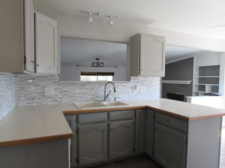 Building Photo - 2116 Bookcliff Ave