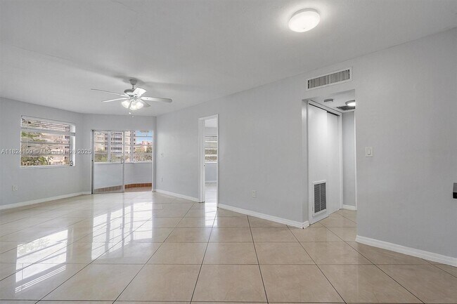Building Photo - 1671 NE Miami Gardens Dr