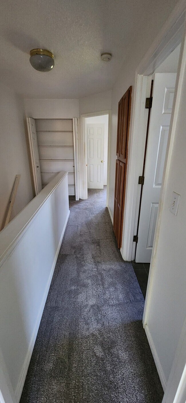 Building Photo - 12331 SE Whitcomb Dr.