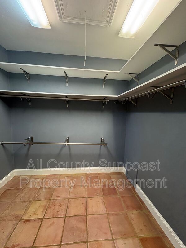 Building Photo - 2600 Lucerne Dr
