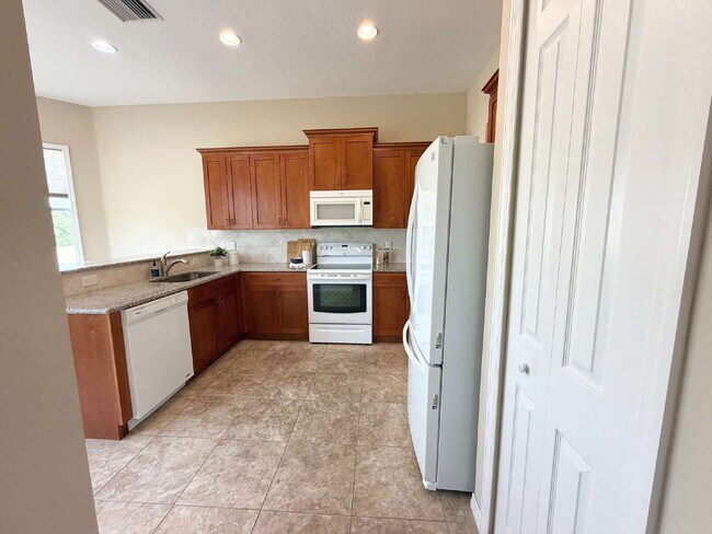 Building Photo - "Unfurnished Home on Golf Course in Hudson, FL - Spacious 1,853 Sq Ft Haven!"