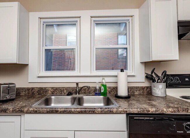 Building Photo - 3 bedroom, 1 bathroom East Campus House