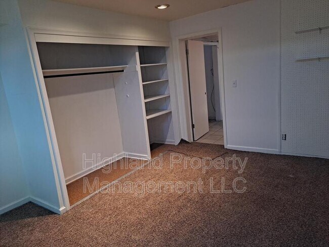 Building Photo - 1000 NE Creston Ln