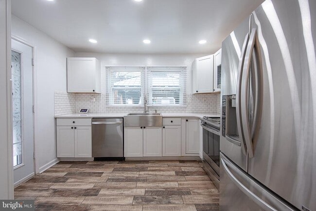 Building Photo - 7309 Sycamore Ave