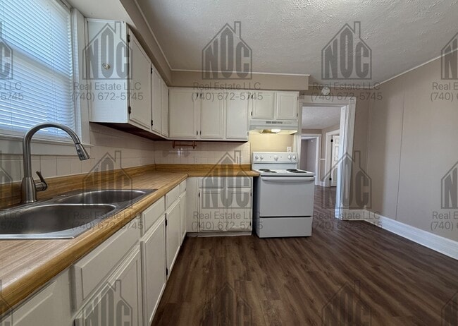 Building Photo - 136 E Allen St