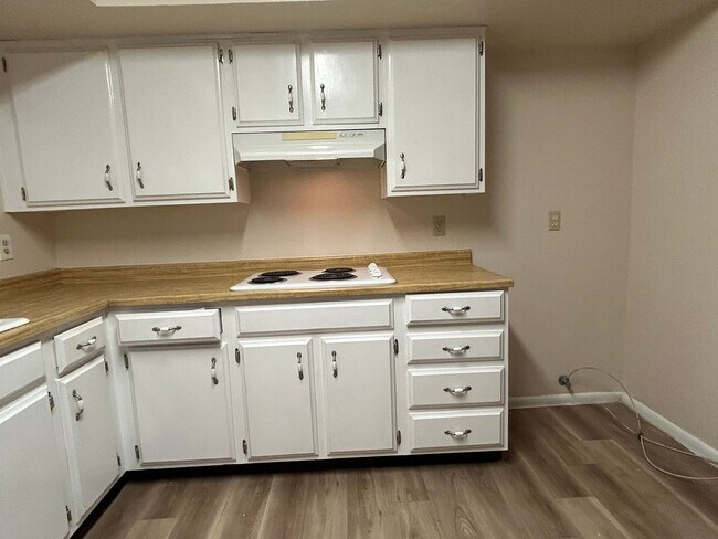 Building Photo - NO HOA- **NEW INTERIOR PAINT AND NEW FLOOR...