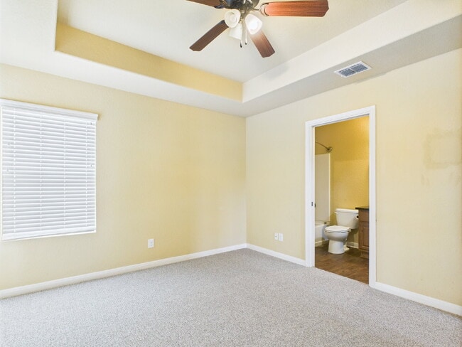 Building Photo - 3-Bedroom Retreat with 2.5 Baths in Freder...
