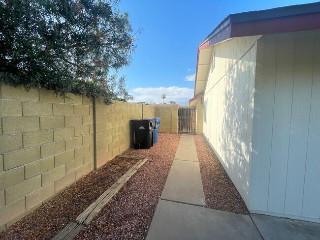 Building Photo - COMMUNITY POOLS-3 Bedroom/2 Bath in Dobson Ranch