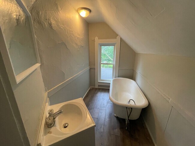 Building Photo - 2096 W 93