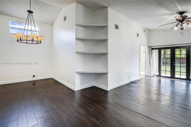 Building Photo - 581 Lakeside Cir