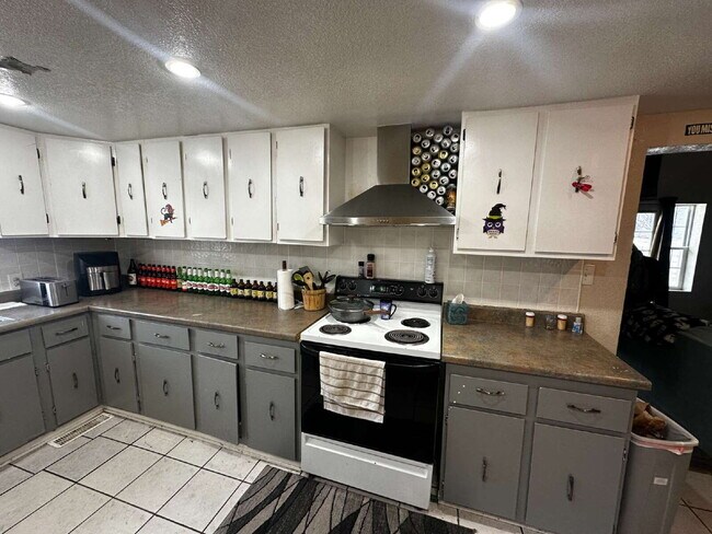 Building Photo - "Spacious 5-Bedroom Denver Gem with 2.5 Baths and 1,920 Sq Ft of Comfort!"