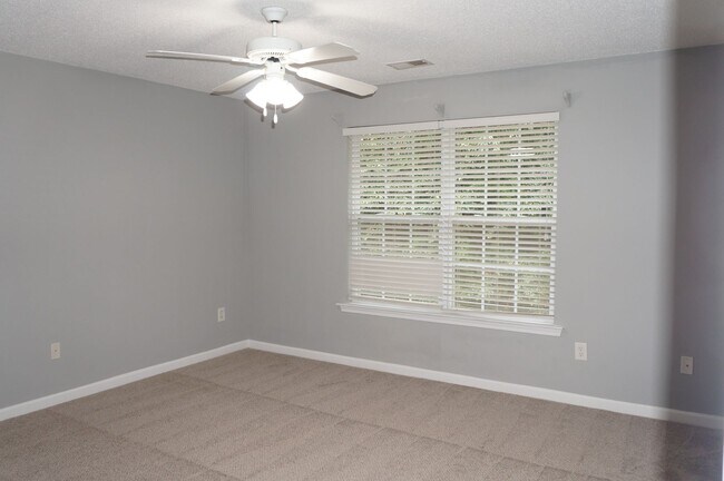 Building Photo - Rare 2 bedroom 2.5 bath Townhome located in Fox Creek