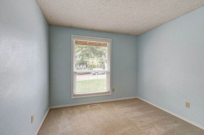 Building Photo - Kirkland Rambler with Amazing Back Yard!