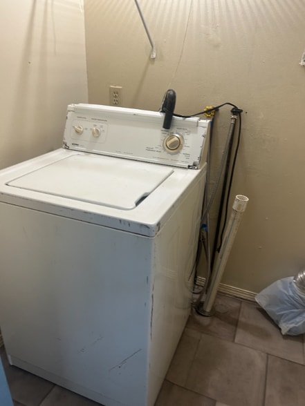 Building Photo - 626 SW Medford Ave