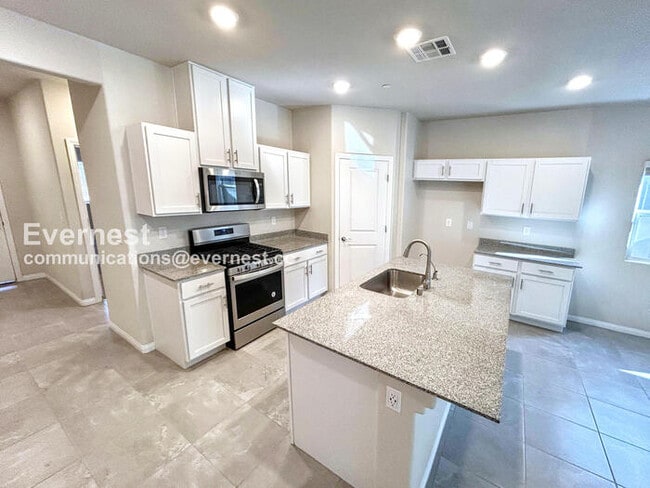 Building Photo - 3 Bed, 2 Bath Home with Fenced Yard & Garage / Available Now!