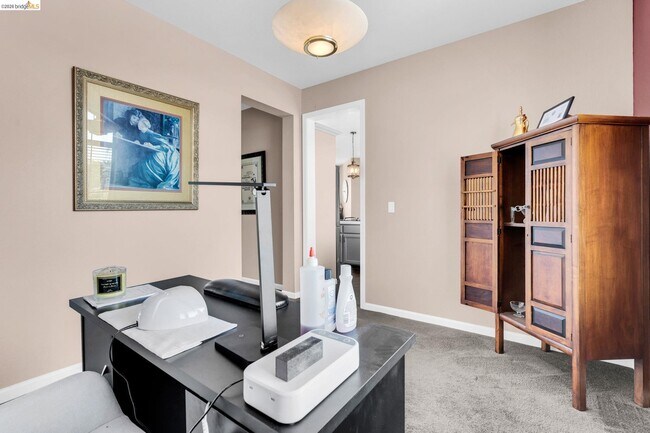 Building Photo - 5640 Edgeview Dr