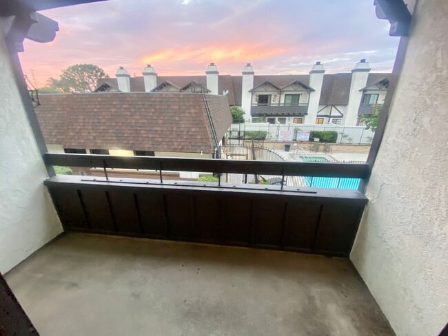 Building Photo - Spacious Two Bedroom Townhouse in Torrance $3,150