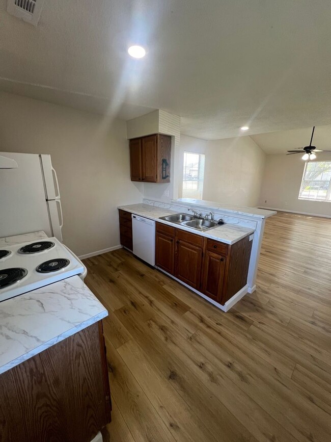 Building Photo - 2511-2511 Carnation Dr