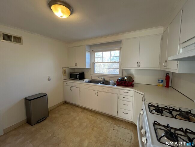 Building Photo - 110 Roger White Dr
