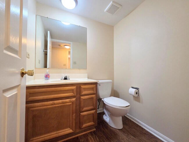 Building Photo - 1013 Meadow Lake Dr