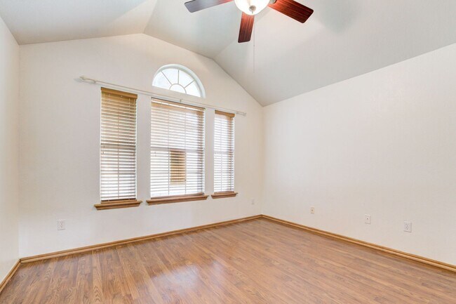 Building Photo - Beautiful 3-Bedroom / 2-Bathroom home in Yukon!