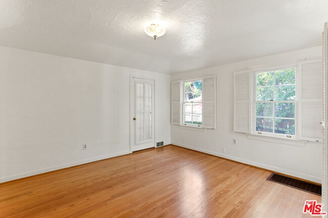 Building Photo - 3528 Fernwood Ave