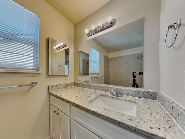 Building Photo - 21905 Saddlebrook Ct