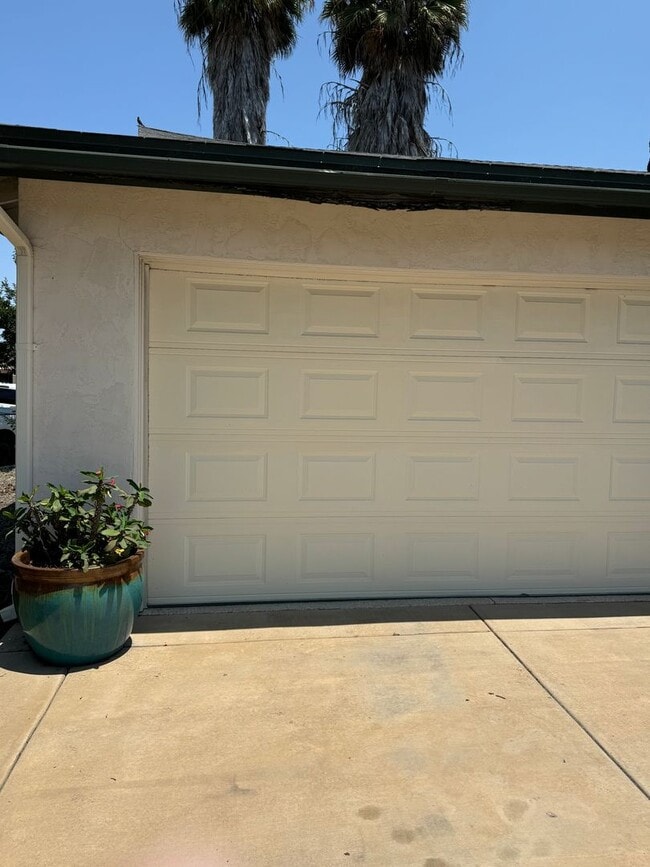 Building Photo - Beautifully Updated 3 Bedroom, 2 bath Rola...