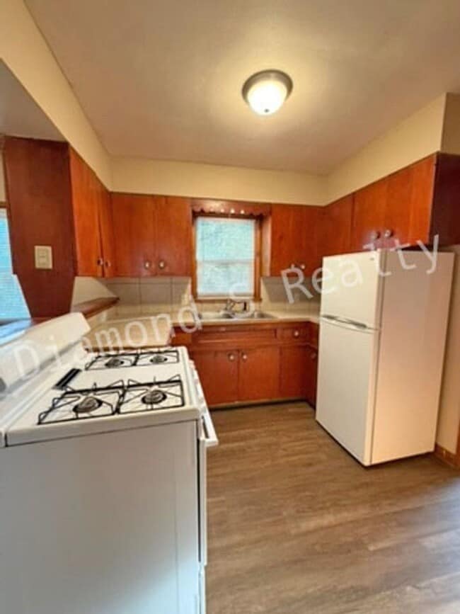Building Photo - Cute 2 bed/1 bath house with Garage!