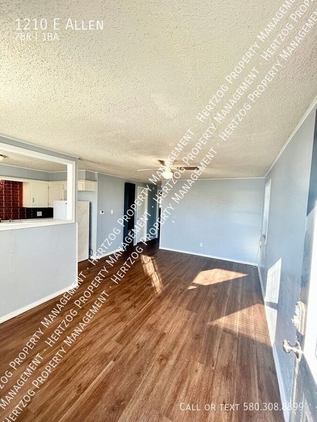 Building Photo - 1210 E Allen-