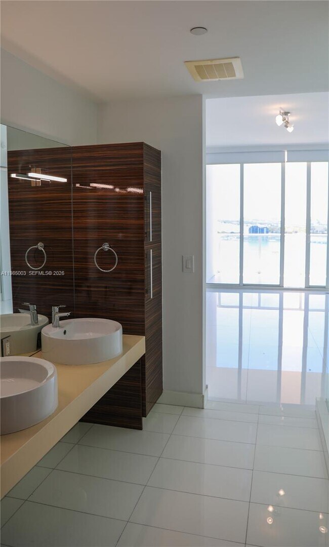 Building Photo - 2020 N Bayshore Dr