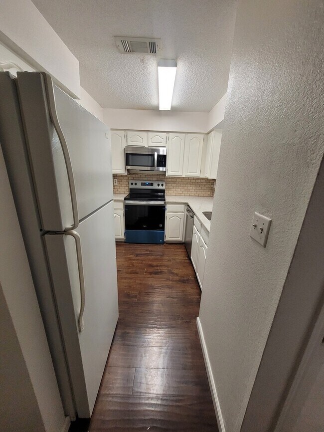 Building Photo - 1 bed 1 bath unit at Sagewood Condominums
