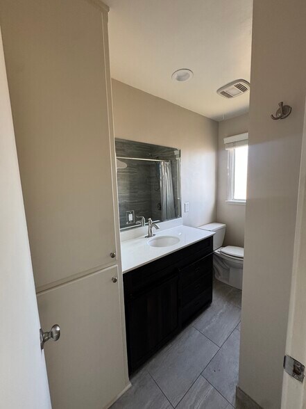 Building Photo - 844 N Vine Ave