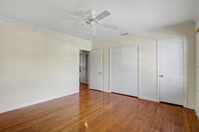 Building Photo - 240 Oleander Ave