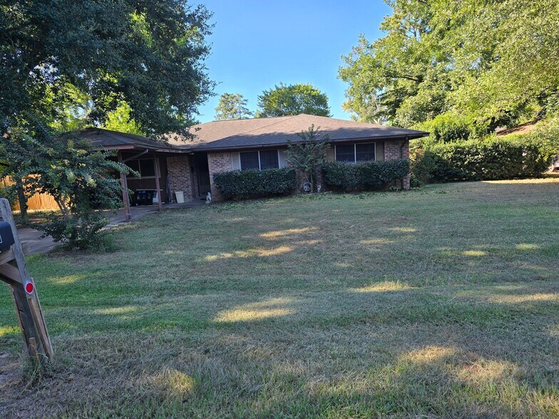 Building Photo - 701 Rickey St