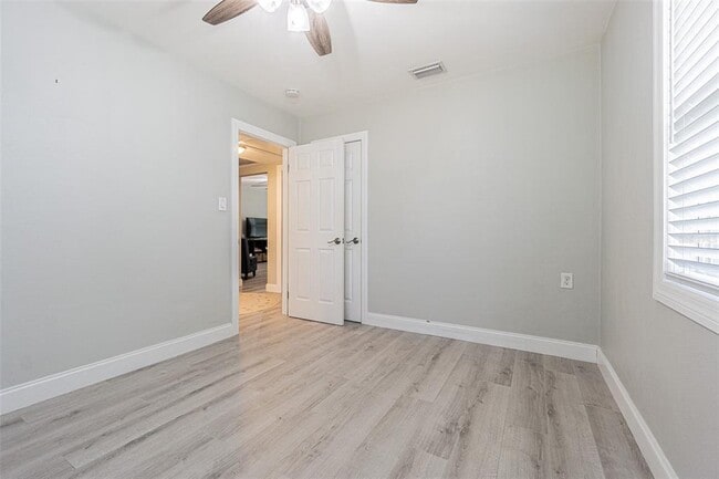 Building Photo - 701 W Henry Ave