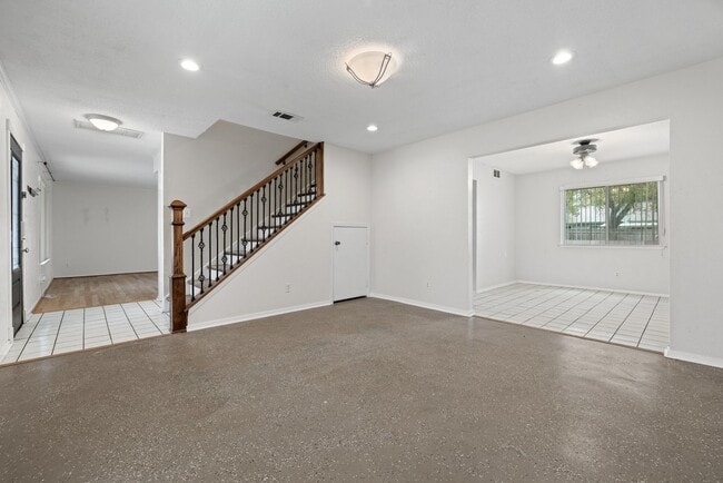 Building Photo - Happiness on Harcourt!