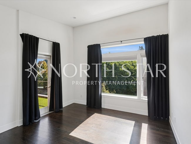 Building Photo - Contemporary Stunner in North East Portland