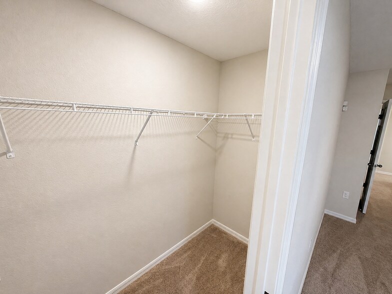 Building Photo - 1305 Current Pl