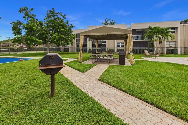 Building Photo - 8511 Old Country Manor