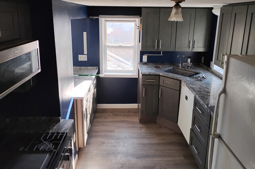 Building Photo - 213 Pleasant St