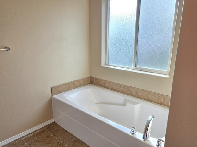 Building Photo - 2350 NW Hazelwood Ave