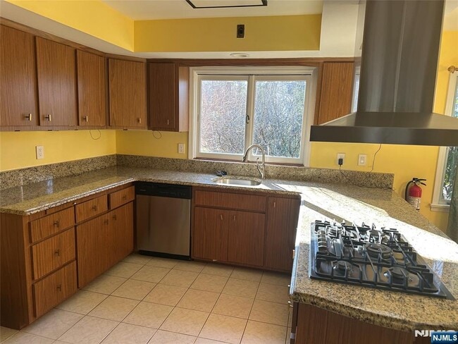 Building Photo - 24 Drake Ln