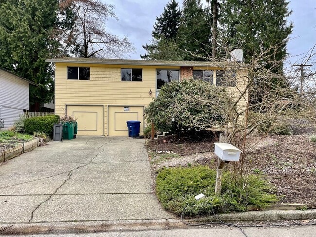 Primary Photo - Charming 3 Bed 2.5 Bath Home in Newcastle