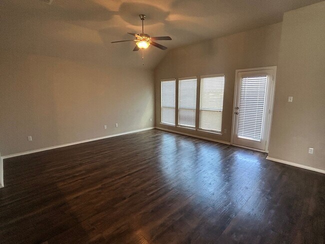 Building Photo - Newer Built 3 Bedroom Home