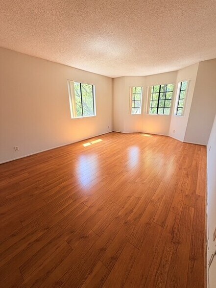 Building Photo - 430 E San Jose Ave