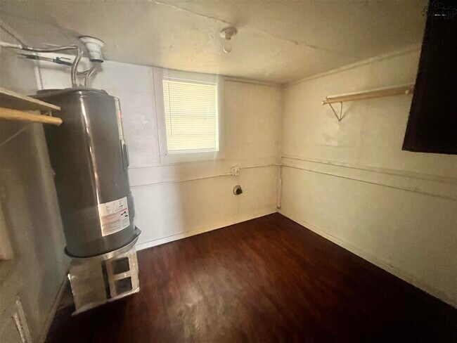 Building Photo - 2006 Bell St