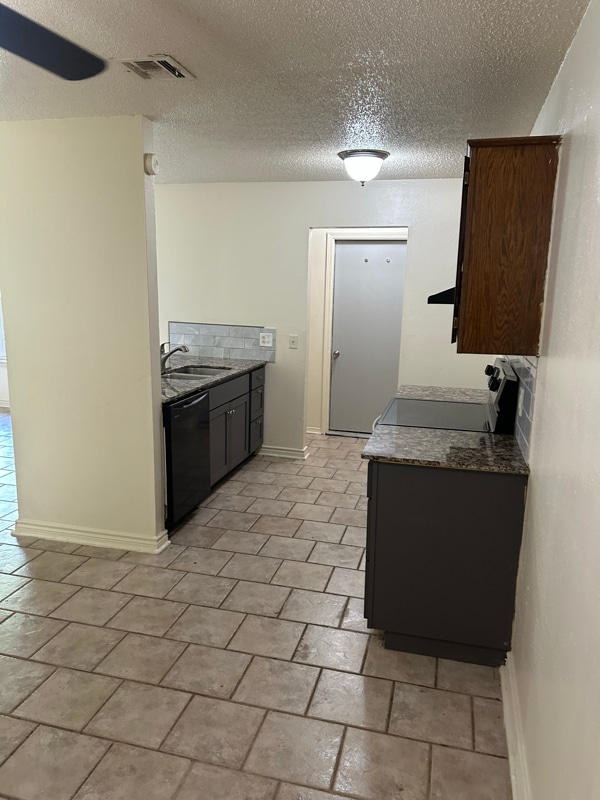 Building Photo - 1020 N Turtle Creek Dr